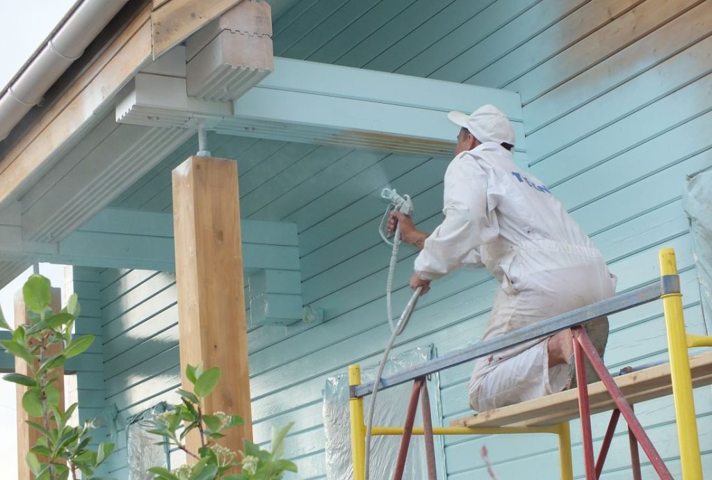 Процесс покраски деревянного дома снаружи