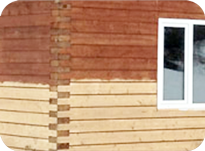 Шлифовка стен окрашенного деревянного дома перед покраской